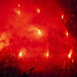 Les supporters genevois ont allumé samedi des fumigènes lors de la rencontre de Super League entre FC Lausanne-Sport et Servette FC au stade de la Tuilière à Lausanne. KEYSTONE/JEAN-CHRISTOPHE BOTT