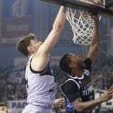 Eric Nottage (à droite) au duel avec Rocky Kreuser. KEYSTONE/EPA/ACHILLEAS CHIRAS