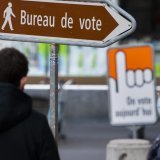 Un panneau indique l'entree du bureau de vote (image d'illustration)
