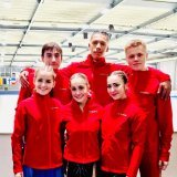 Les patineurs helvétiques lors d'une compétition en Allemagne. Oxana Vouillamoz (au centre) et son partenaire (au centre, second plan).