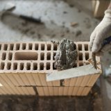 Dans le canton de Vaud, le nombre de semaines de vacances pour les apprentis maçons a été sensiblement augmenté.