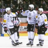 Image d'illustration - Dave Sutter (au centre) fête avec ses coéquipiers le but inscrit face au CP Berne en octobre 2024