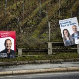 Des affiches pour l'élection du Conseil d'Etat du canton du Valais avec le candidat socialiste Mathias Reynard et les candidats du parti Le Centre, Franziska Biner et Christophe Darbellay.