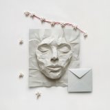 L’œuvre de Stéphane Iwanowaki qui illustre l'affiche met notamment en évidence le bracelet brodé d'edelweiss concrétisant l'attachement des émigrés valaisans en Argentine à leur canton d'origine.