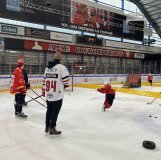 A l'image de Tim Bozon (Lausanne HC) ou d'Edoardo Berti (HC Sierre), les joueurs ont participé à différents ateliers avec les enfants.