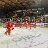 Un tour d'honneur mérité pour Remo Giovannini et les joueurs du HC Sierre après la victoire contre les GCK Lions