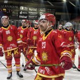 Jordan Bougro, auteur du 2-1 contre Winterthour mardi soir à Graben, entouré de ses coéquipiers