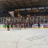 Les joueurs du HC Sierre fête leur victoire dans le derby face à leurs supporters