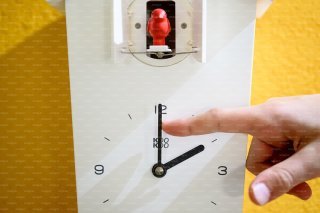 La Suisse repassera à l'"heure normale" dimanche. A 03h00, il faudra reculer les montres d'une heure. Keystone/LAURENT GILLIERON