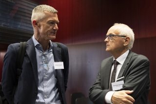 Le ministre bernois de la santé Pierre Alain Schnegg (à droite) et le directeur du Centre hospitalier Bienne Kristian Schneider (à gauche). KEYSTONE/PETER SCHNEIDER