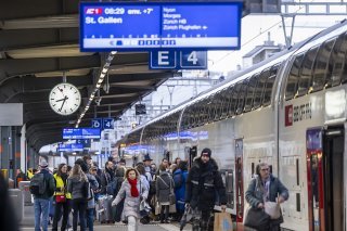 Certaines petites gares CFF seront équipées de panneaux d'affichage, comme ceux de la gare de Cornavin à Genève (archives). KEYSTONE/MARTIAL TREZZINI