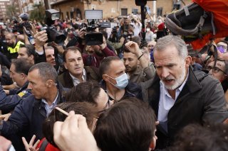 Le roi d'Espagne Felipe VI essaie de calmer les citoyens en colère lors de sa visite à Paiporta, près de Valence. KEYSTONE/EPA/Ana Escobar