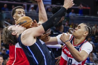 Kyshawn George (à droite) à la lutte au rebiond face à Moritz Wagner, KEYSTONE/AP/Kevin Kolczynski