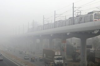 Les écoles de New Delhi sont souvent fermées pendant les pires semaines de la crise annuelle du smog, qui entraîne également de nombreuses autres perturbations dans la ville. KEYSTONE/EPA/RAJAT GUPTA