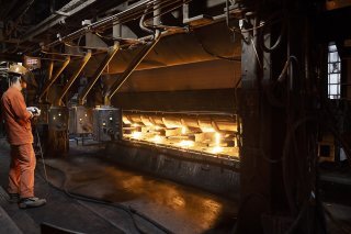 Une commission du National veut soulager financièrement les grandes entreprises d'acier et d'aluminium via des prix de l'électricité réduits (archives). KEYSTONE/CHRISTIAN BEUTLER