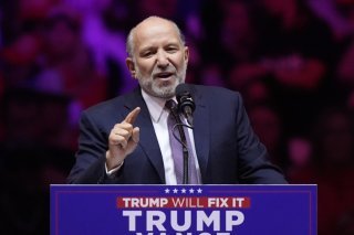 Howard Lutnick, ici pendant la campagne, est fort critique par rapport à la Chine, avec laquelle il devrait avoir à s'occuper du commerce. KEYSTONE/AP/Evan Vucci