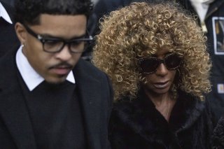 Justin Dior Combs (gauche) fils, et Janice Combs, (droite), mère de Sean "Diddy" Combs, quittent le tribunal fédéral de Manhattan vendredi. KEYSTONE/AP/Yuki Iwamura