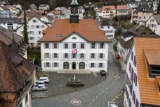 La Ville de Moutier deviendra le 4e district du canton du Jura et disposera de 7 sièges sur 60 au Parlement (photo prétexte). KEYSTONE/LAURENT MERLET