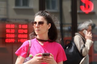 La devise russe, très volatile depuis trois ans, s'échangeait officiellement à 110 roubles contre le dollar. (archives) KEYSTONE/EPA/MAXIM SHIPENKOV