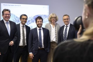 Le conseiller fédéral Albert Rösti, Beat Imboden (directeur de Grande Dixence SA), Amédée Murisier (président de Grande Dixence SA), la présidente de Zermatt Romy Biner-Hauser et le conseiller d'Etat valaisan Roberto Schmidt ont fait le point sur le projet du Gornerli. KEYSTONE/ANTHONY ANEX