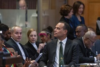 Le représentant de Vanuatu, Ralph Regenvanu, a assuré que "l'avenir de la planète" est en jeu devant la CIJ. KEYSTONE/AP/Peter Dejong