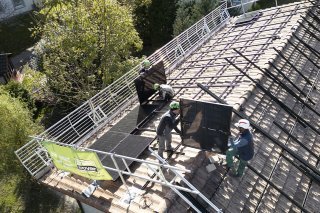 Swissolar estime que la production annuelle d'électricité solaire devrait dépasser dépassera les 28 TWh d'ici 2035 (image d'illustration). KEYSTONE/GAETAN BALLY