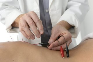 Alliant médecine classique et thérapies complémentaires, le centre de médecine intégrative "EquYlibre" a pour ambition de traiter le patient dans sa globalité (image d'illustration). KEYSTONE/LAURENT GILLIERON