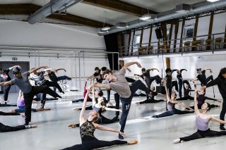 Le Béjart Ballet Lausanne en pleine préparation avant les représentations du Presbytère au théâtre de Beaulieu. Keystone/JEAN-CHRISTOPHE BOTT