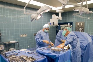 Quelque 2000 collaboratrices et collaborateurs de l'Hôpital du Valais ainsi que des EMS et du CMS ont signé la pétition demandant une indexation des salaires pour 2025 (image d'illustration). KEYSTONE/JEAN-CHRISTOPHE BOTT