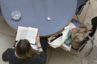 Les Suisses se situent au-dessus de la moyenne de l'OCDE pour leurs compétences de base en lecture, mathématiques et résolution de problèmes (archives). KEYSTONE/GAETAN BALLY