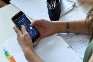 La Suisse ne connaît pas d'interdiction généralisée des téléphones portables dans les écoles. Mais les smartphones sont bannis des bancs scolaires dans la plupart des cantons romands (Photo d'illustration). Keystone/dpa-Zentralbild/Jens Kalaene