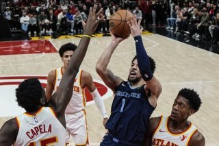 Clint Capela (à gauche) et Atlanta ont cédé face aux Grizzlies. KEYSTONE/AP/Mike Stewart