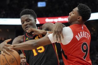 Clint Capela (à gauche) à la lutte avec A.J. Lawson pour un nouveau succès des Hawks. KEYSTONE/AP/Frank Gunn