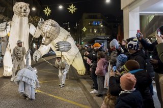 Bô Noël est l'occasion pour des artistes de présenter des spectacles de rue, ici le spectacle Gueule d'Ours (archives). KEYSTONE/SALVATORE DI NOLFI