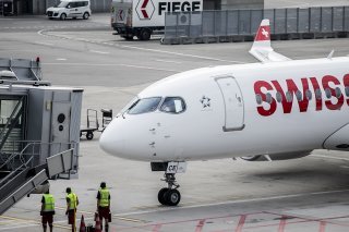 Un Airbus A220-300 de Swiss a dû atterrir d'urgence la semaine dernière en raison de problèmes de moteur et de fumée détectée dans le cockpit et la cabine (image d'illustration). KEYSTONE/CHRISTIAN MERZ