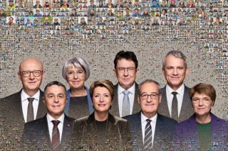 La photo 2025 du Conseil fédéral innove, avec plus de 1000 portraits en arrière-plan des sept Sages et du chancelier. De gauche à droite: Viktor Rossi (chancelier), Ignazio Cassis, Elisabeth Baume-Schneider, Karin Keller-Sutter (présidente 2025), Albert Rösti, Guy Parmelin, Beat Jans, Viola Amherd.
