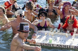 A Genève, on a porté un toast dans l'eau glacée du lac. KEYSTONE/MARTIAL TREZZINI