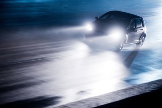La Confédération conseille de renoncer aux déplacements en voiture en cas de pluie verglaçante (photo d'archives) KEYSTONE/DPA/JULIAN STRATENSCHULTE
