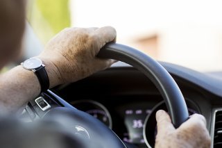 Les conducteurs de certains véhicules pourront lâcher les mains du volant sur l'autoroute dès le 1er mars (image prétexte). KEYSTONE/ALEXANDRA WEY