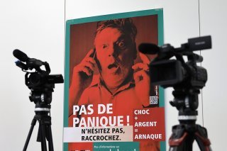 Une campagne nationale avait été lancée en 2023 pour lutter contre les arnaques par téléphone (archives). KEYSTONE/PETER KLAUNZER