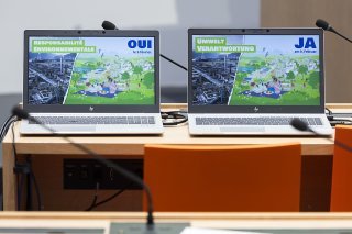 Le comité en faveur de l'initiative pour la responsabilité environnementale a présenté jeudi matin ses arguments, peu avant le ministre de l'environnement Albert Rösti, opposé au texte. KEYSTONE/PETER KLAUNZER