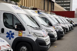 Selon les secours, une cinquantaine de véhicules et environ 130 pompiers se sont rendus sur les lieux de l'accident. "On n'a pas d'urgence absolue, ça aurait pu être beaucoup plus grave" (image d'illustration). KEYSTONE/EPA AFP POOL/LUDOVIC MARIN / POOL