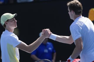 Jannik Sinner (à gauche): il a su déjouer le piège tendu par Nicolas Jarry. KEYSTONE/AP/Asanka Brendon Ratnayake