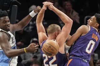 Clint Capela (à gauche) et les Hawks ont battu Phoenix mardi en NBA KEYSTONE/AP/Mike Stewart