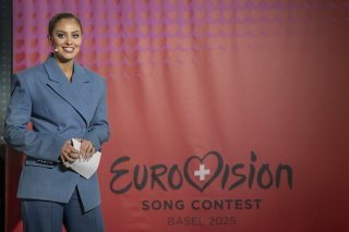 Le concours Eurovision de la chanson cherche 700 bénévoles à Bâle en mai prochain. Photo: Jennifer Bosshard, présentatrice à la SRF, a présenté l'identité visuelle, la scénographie et l'univers sonore d'ESC 2025 en décembre dernier. KEYSTONE/GEORGIOS KEFALAS