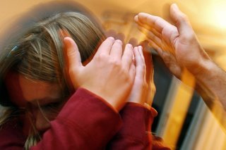 Une commission parlementaire estime que la loi doit expressément indiquer que les parents sont tenus d’élever leurs enfants sans recourir à la violence (image d'illustration). KEYSTONE/STEFFEN SCHMIDT