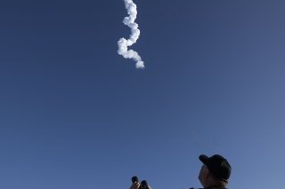 Des spectateurs regardent la fusée s'envoler à Boca Chica, au Texas. KEYSTONE/EPA/MICHAEL GONZALEZ