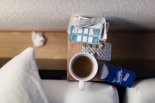 Les cas confirmés d'infections grippales sont en recul en Suisse. La grippe se caractérise par une fièvre soudaine (>38°C) accompagnée de toux ou de maux de gorge (Photo d'illustration). KEYSTONE/GAETAN BALLY