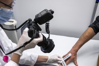 Les infirmières de la nouvelle consultation médico-légale pour adultes victimes de violences (CMLV) des HUG sont notamment formées pour photographier les lésions des victimes. KEYSTONE/MARTIAL TREZZINI