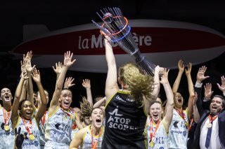 Elfic Fribourg avec la Coupe KEYSTONE/CYRIL ZINGARO